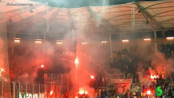 Batalla de bengalas en el fútbol polaco