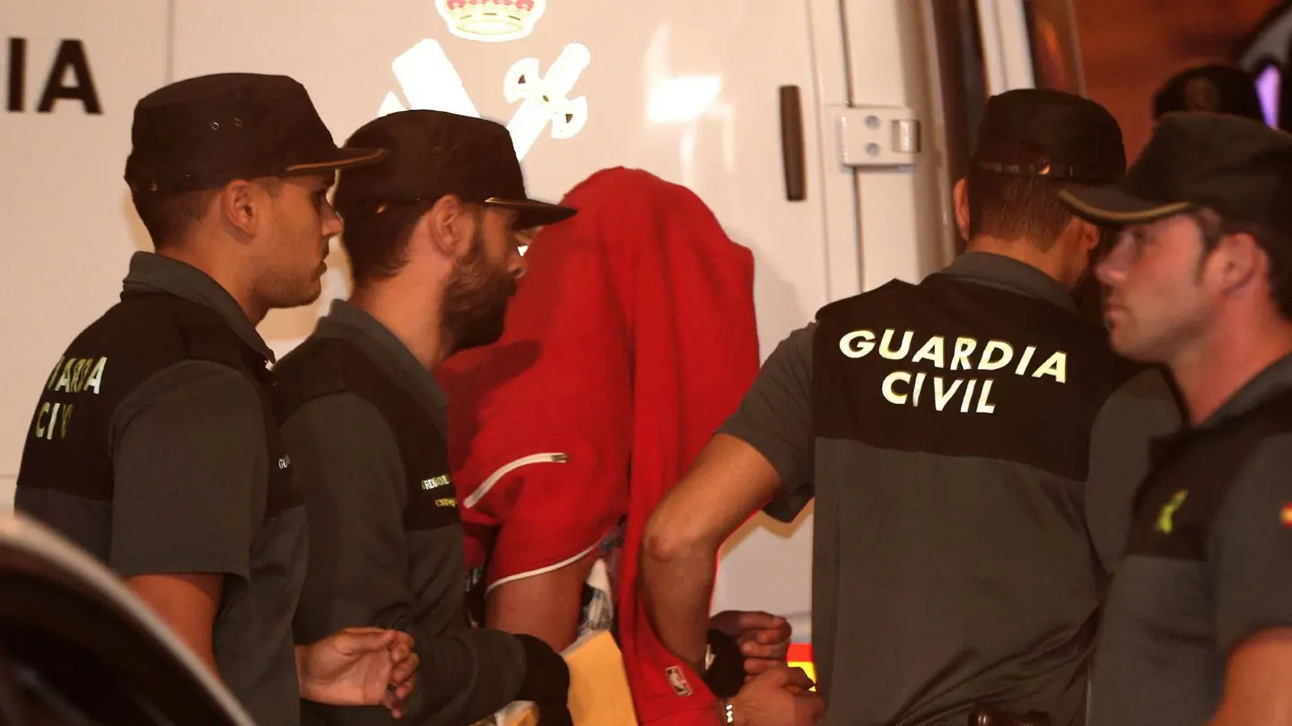 Agentes de la Guardia Civil custodian al asesino confeso de una menor en Chella Agentes de la Guardia Civil custodian al asesino confeso de una menor en Chella