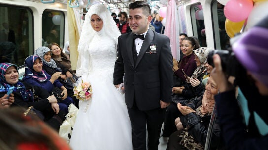 Primera pareja en casarse en el metro en Estambul