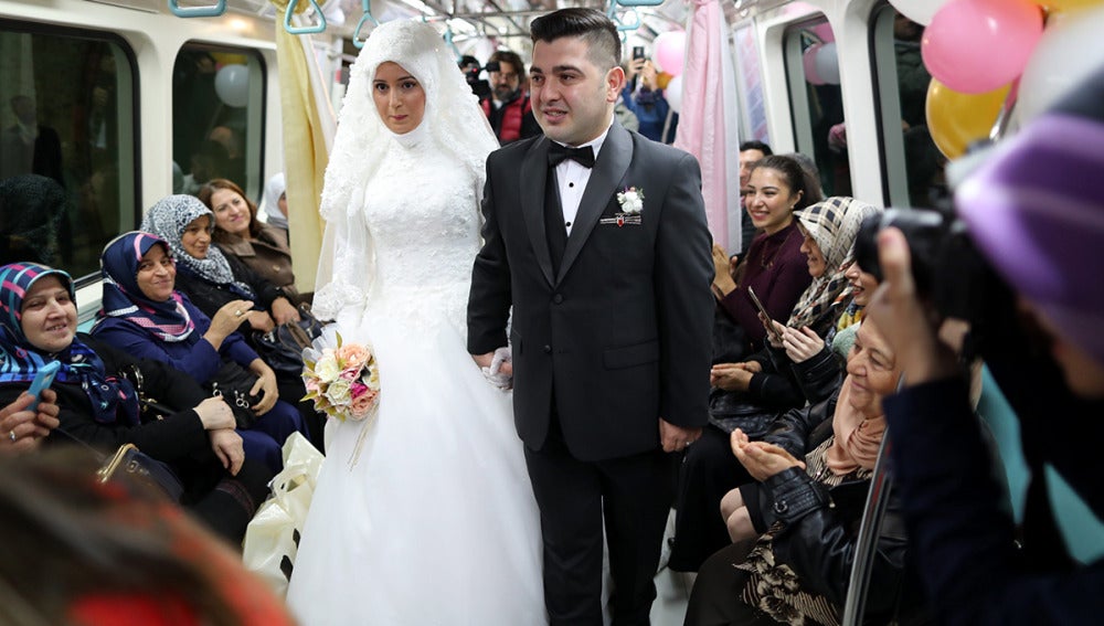 Primera pareja en casarse en el metro en Estambul