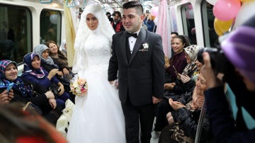 Primera pareja en casarse en el metro en Estambul