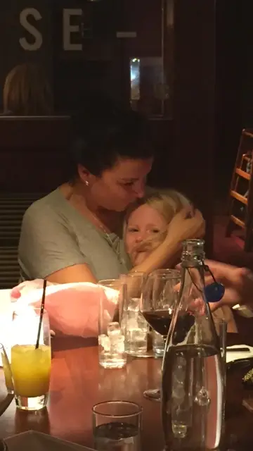 Sindy abrazando a la pequeña Sindy abrazando a la pequeña