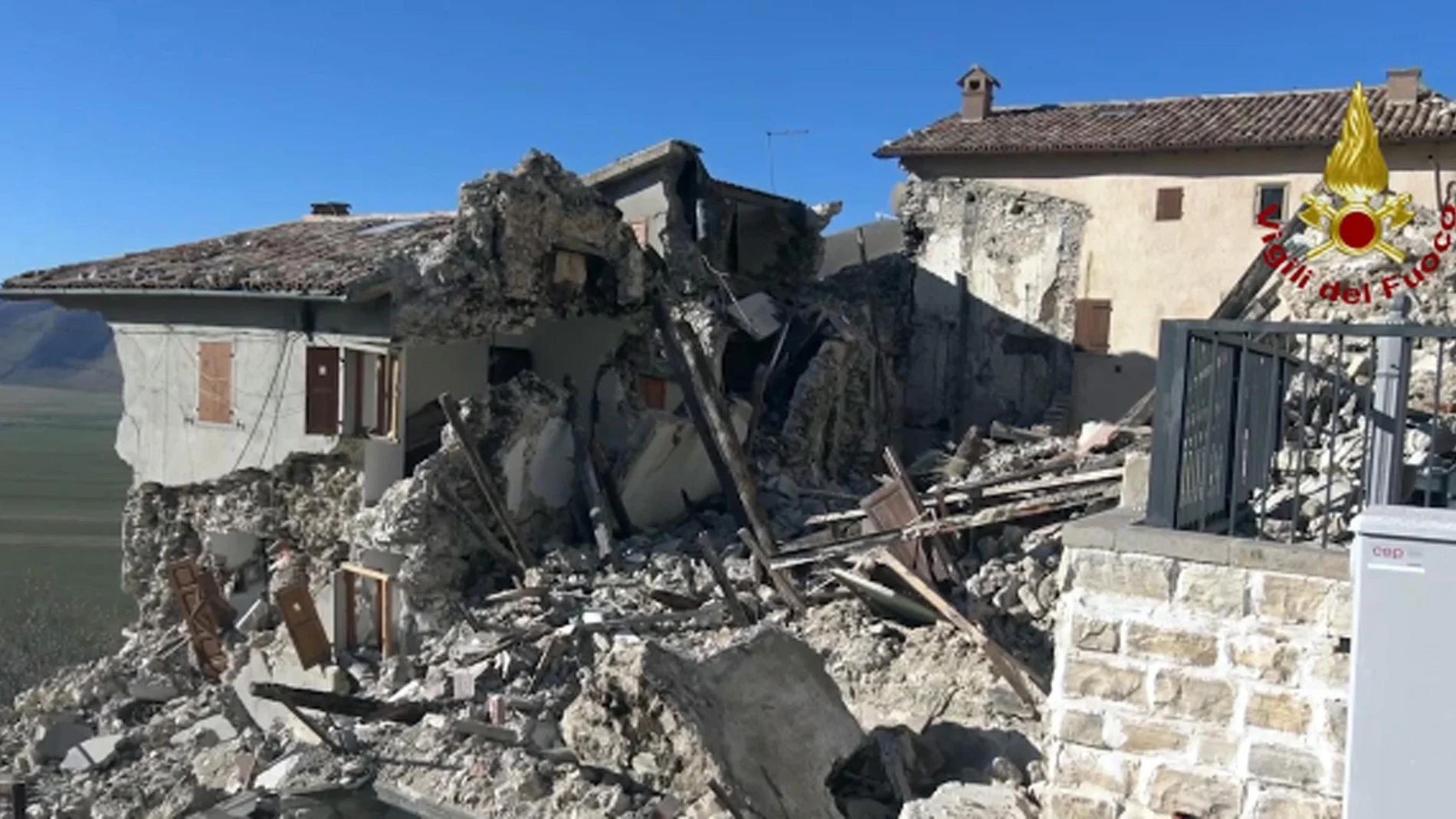 Edificios derrumbados en Castelluccio di Norcia, Italia