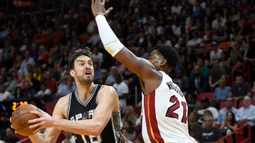 Pau Gasol intenta anotar en la pintura ante la defensa de Whiteside