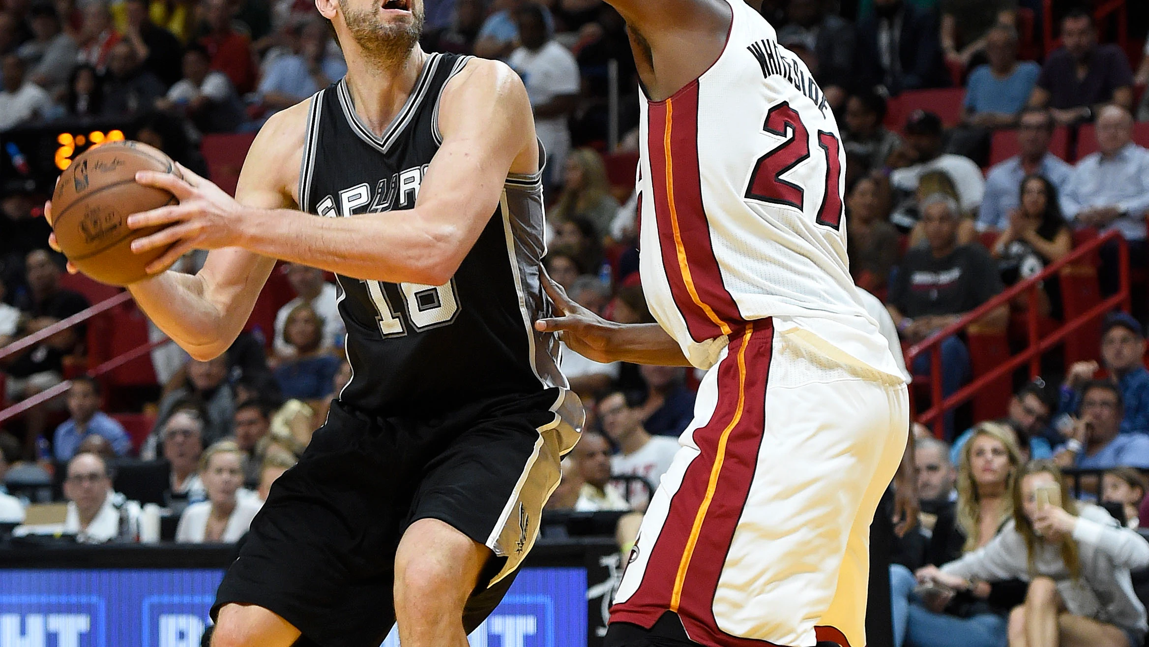 Pau Gasol intenta anotar en la pintura ante la defensa de Whiteside Pau Gasol intenta anotar en la pintura ante la defensa de Whiteside