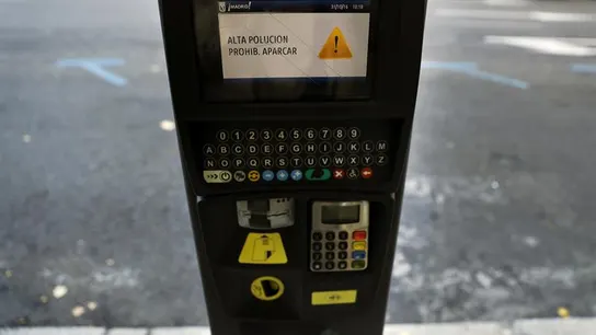 El mensaje que aparece en los parquímetros del centro de Madrid El mensaje que aparece en los parquímetros del centro de Madrid