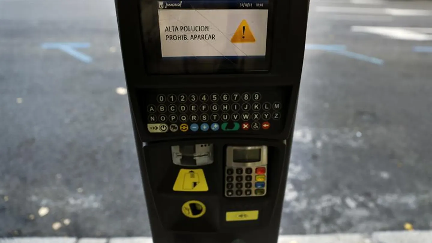 El mensaje que aparece en los parquímetros del centro de Madrid El mensaje que aparece en los parquímetros del centro de Madrid
