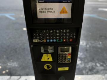 El mensaje que aparece en los parquímetros del centro de Madrid El mensaje que aparece en los parquímetros del centro de Madrid