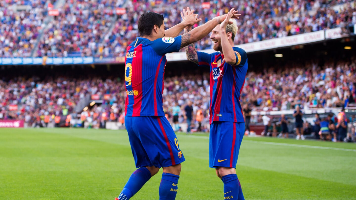 Messi y Luis Su&aacute;rez celebran un gol con el Bar&ccedil;a