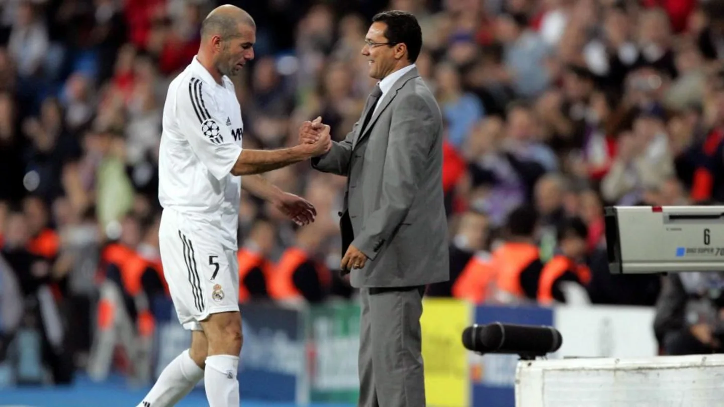 Luxemburgo cambiando a Zidane en un partido del Real Madrid Luxemburgo cambiando a Zidane en un partido del Real Madrid