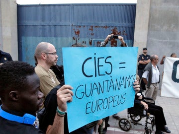 Protestas ante el CIE de Aluche Protestas ante el CIE de Aluche
