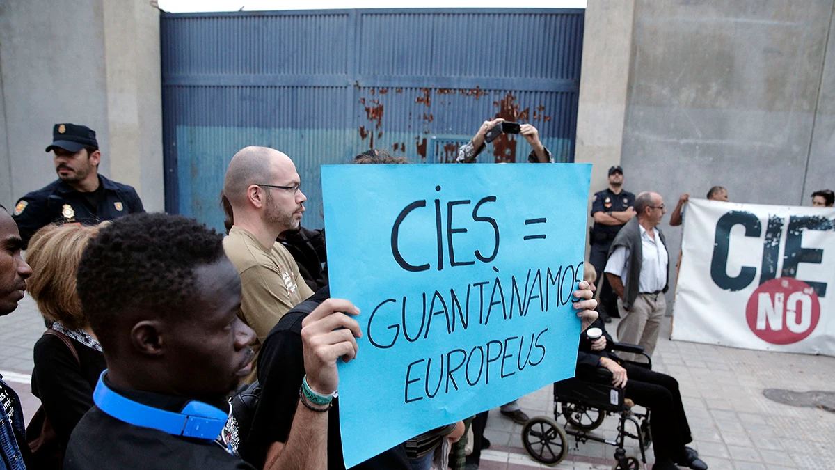 Protestas ante el CIE de Aluche