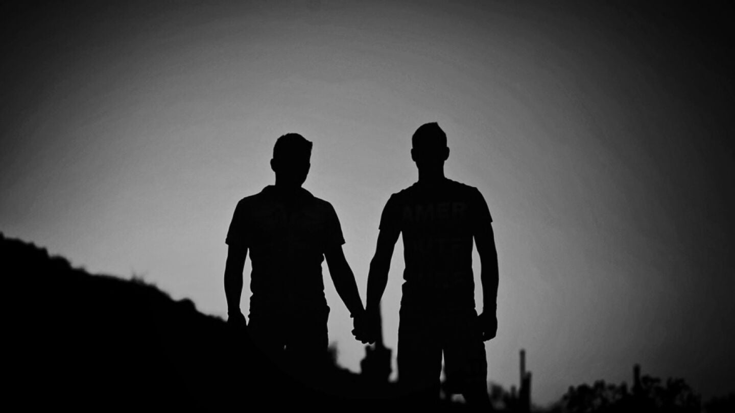 Dos chicos cogidos de la mano