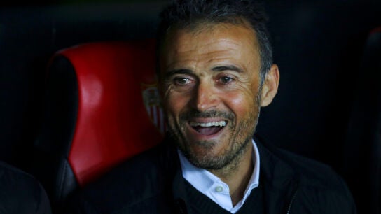 Luis Enrique, sonriente en el banquillo del S&aacute;nchez Pizju&aacute;n