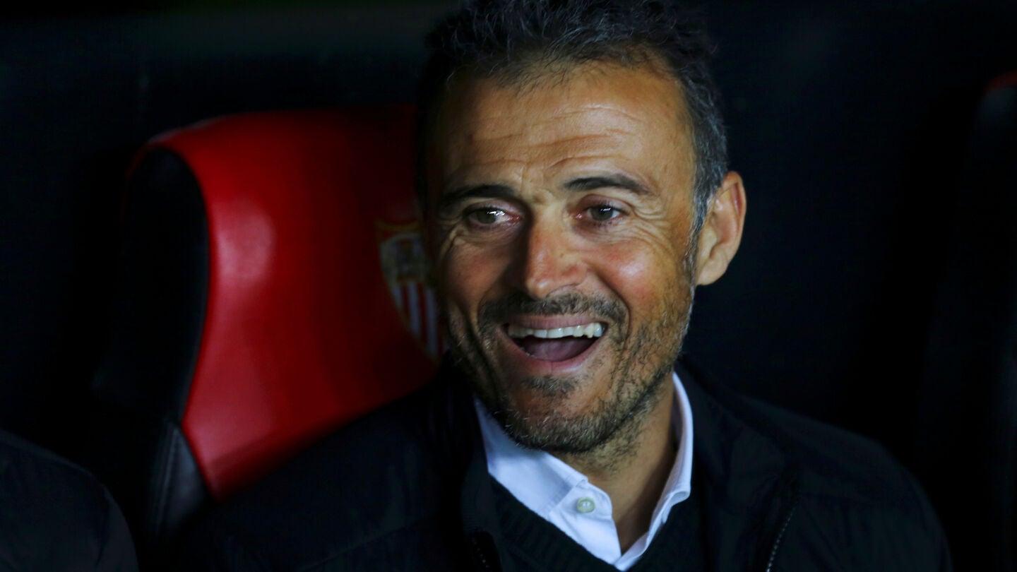 Luis Enrique, sonriente en el banquillo del S&aacute;nchez Pizju&aacute;n