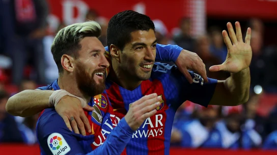 Messi y Luis Suárez celebran un gol con el Barcelona Messi y Luis Suárez celebran un gol con el Barcelona