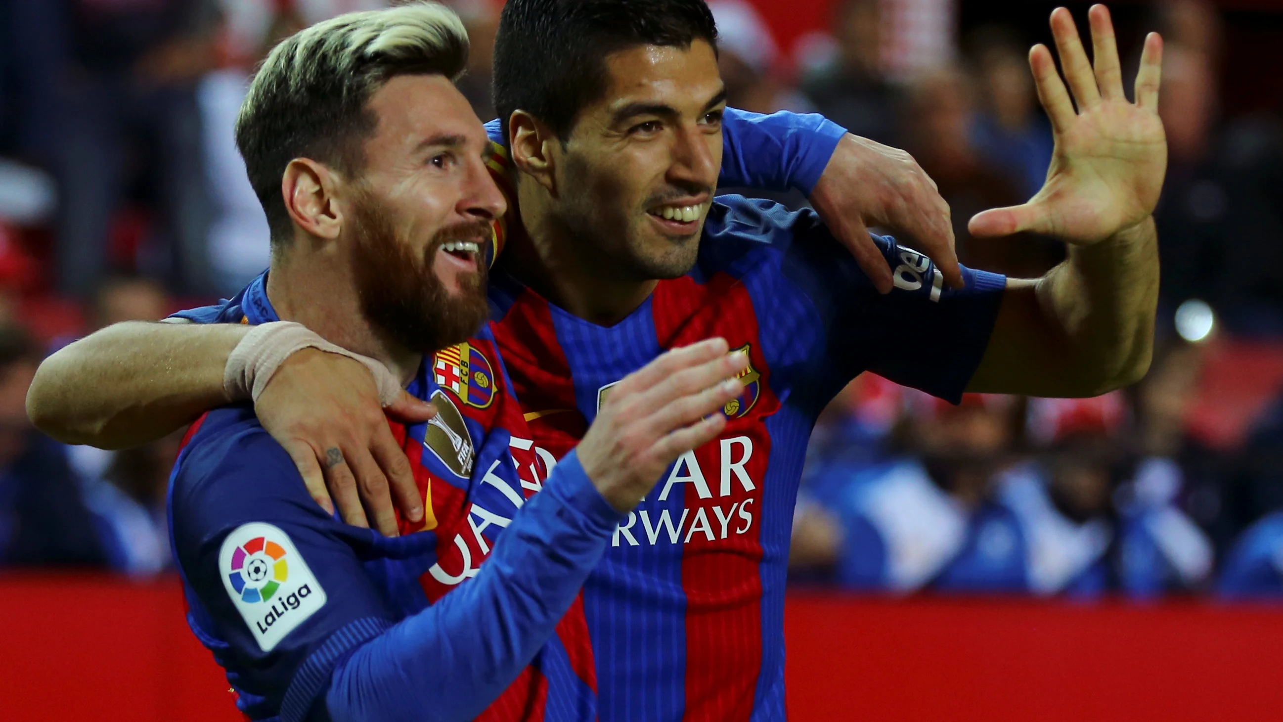 Messi y Luis Suárez celebran un gol con el Barcelona