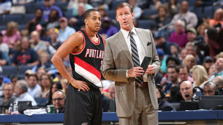 El hombre del partido, CJ McCollum, junto a al entrenador de los Trail Blazers, Terry Stotts