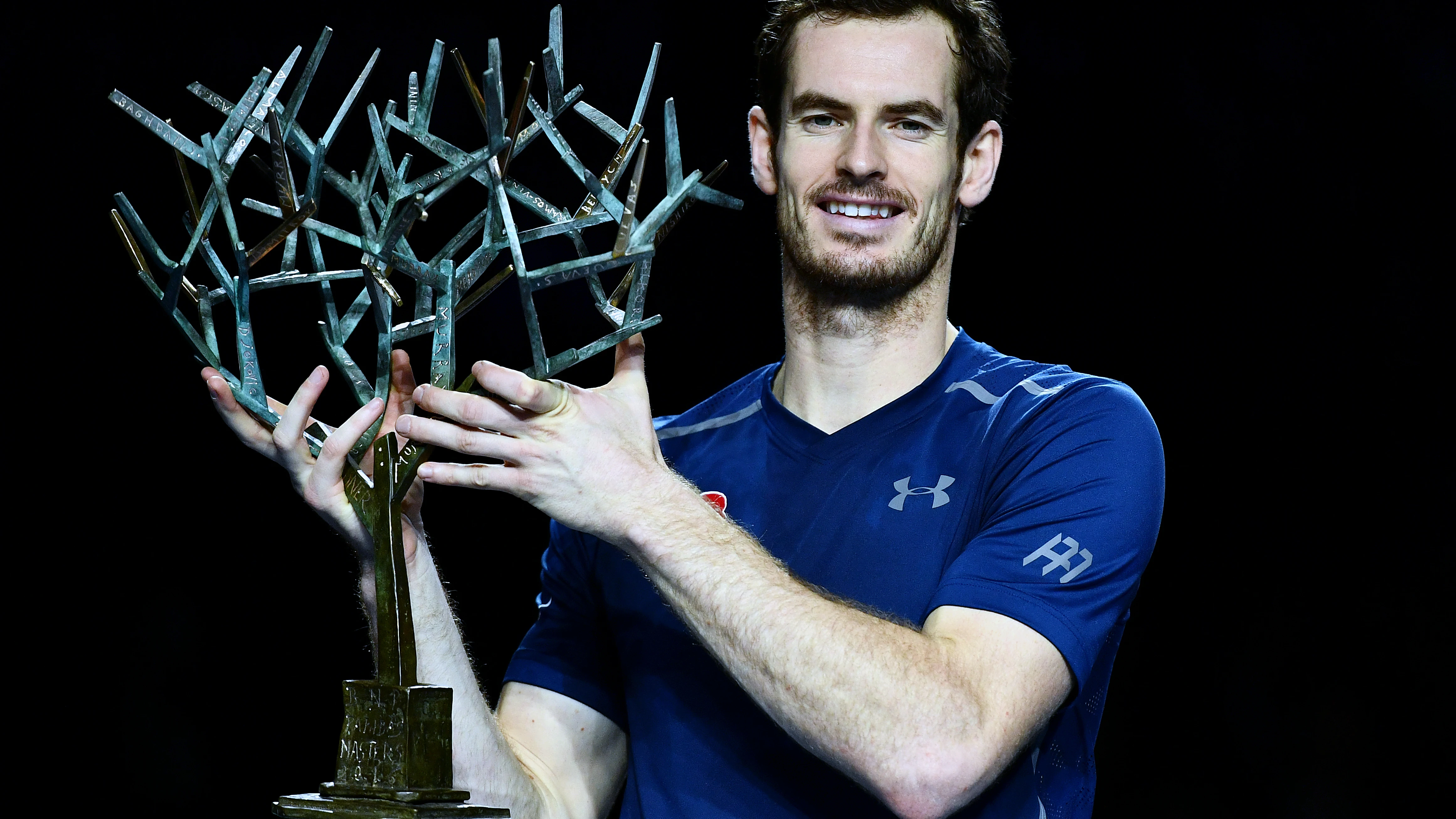 Andy Murray posa con el trofeo del Masters 1000 de París-Bercy