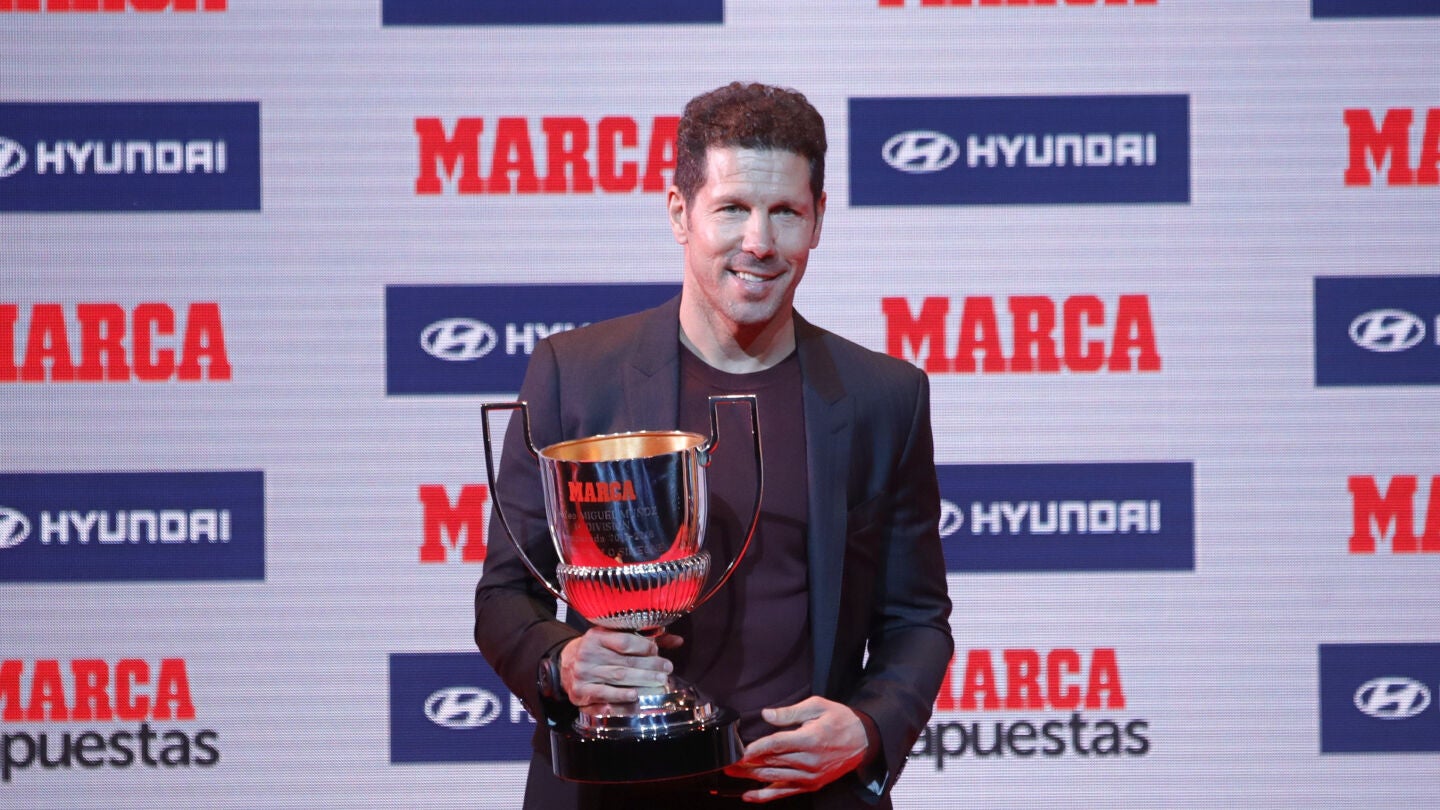 Simeone, con su trofeo de mejor entrenador