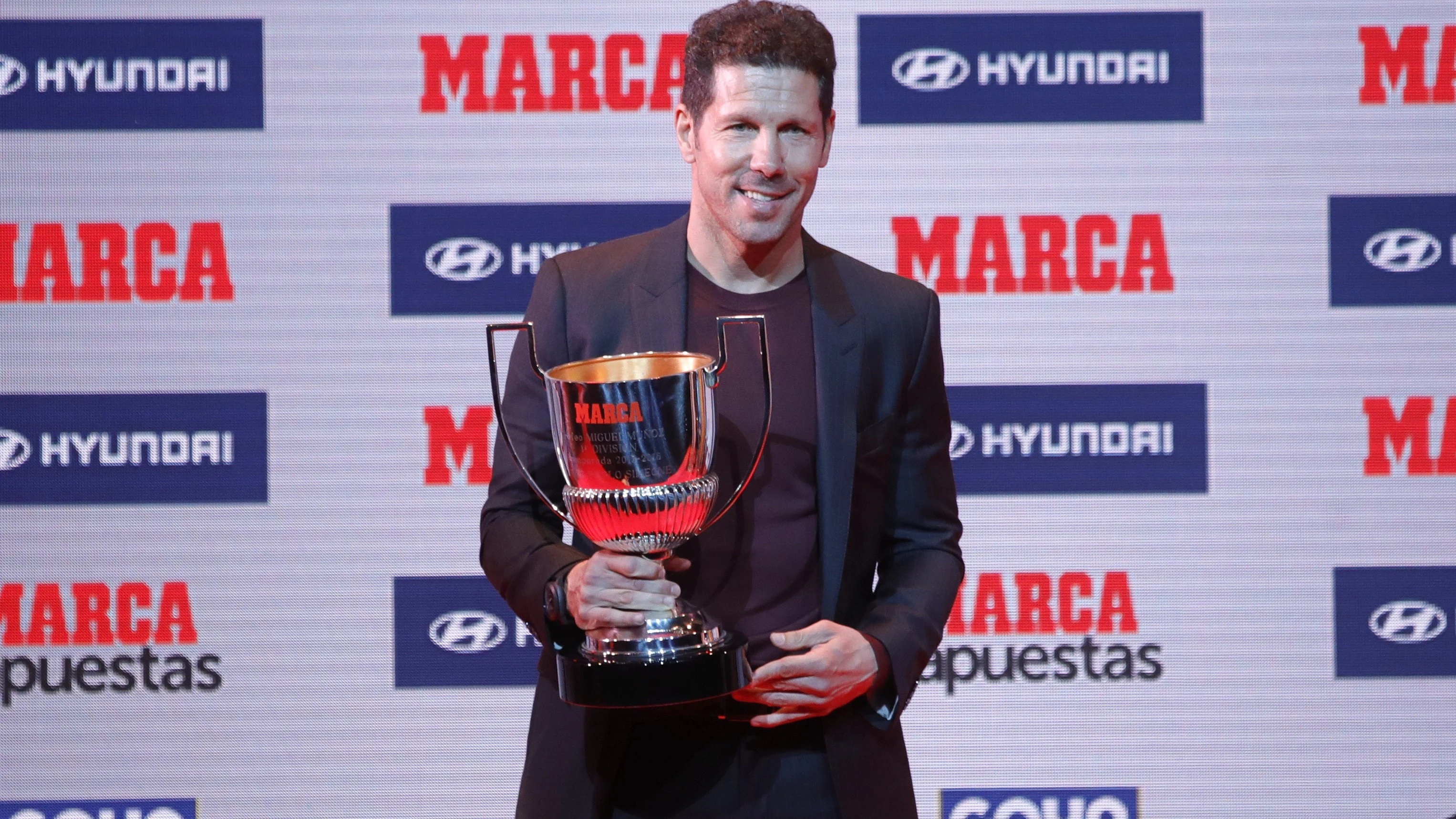 Simeone, con su trofeo de mejor entrenador