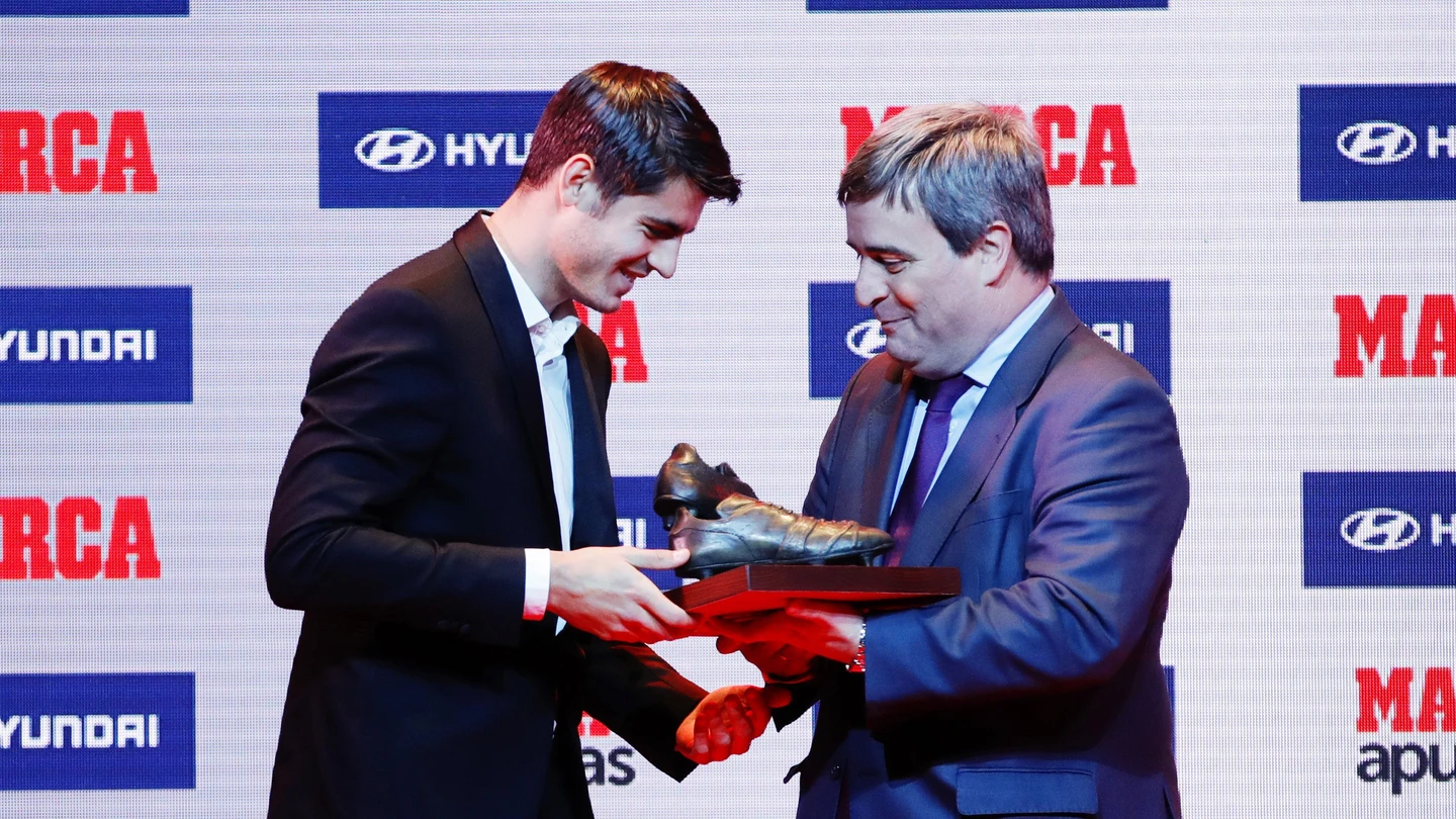 Morata, recibiendo su premio de manos de Miguel Cardenal Morata, recibiendo su premio de manos de Miguel Cardenal