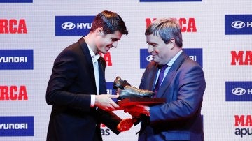 Morata, recibiendo su premio de manos de Miguel Cardenal