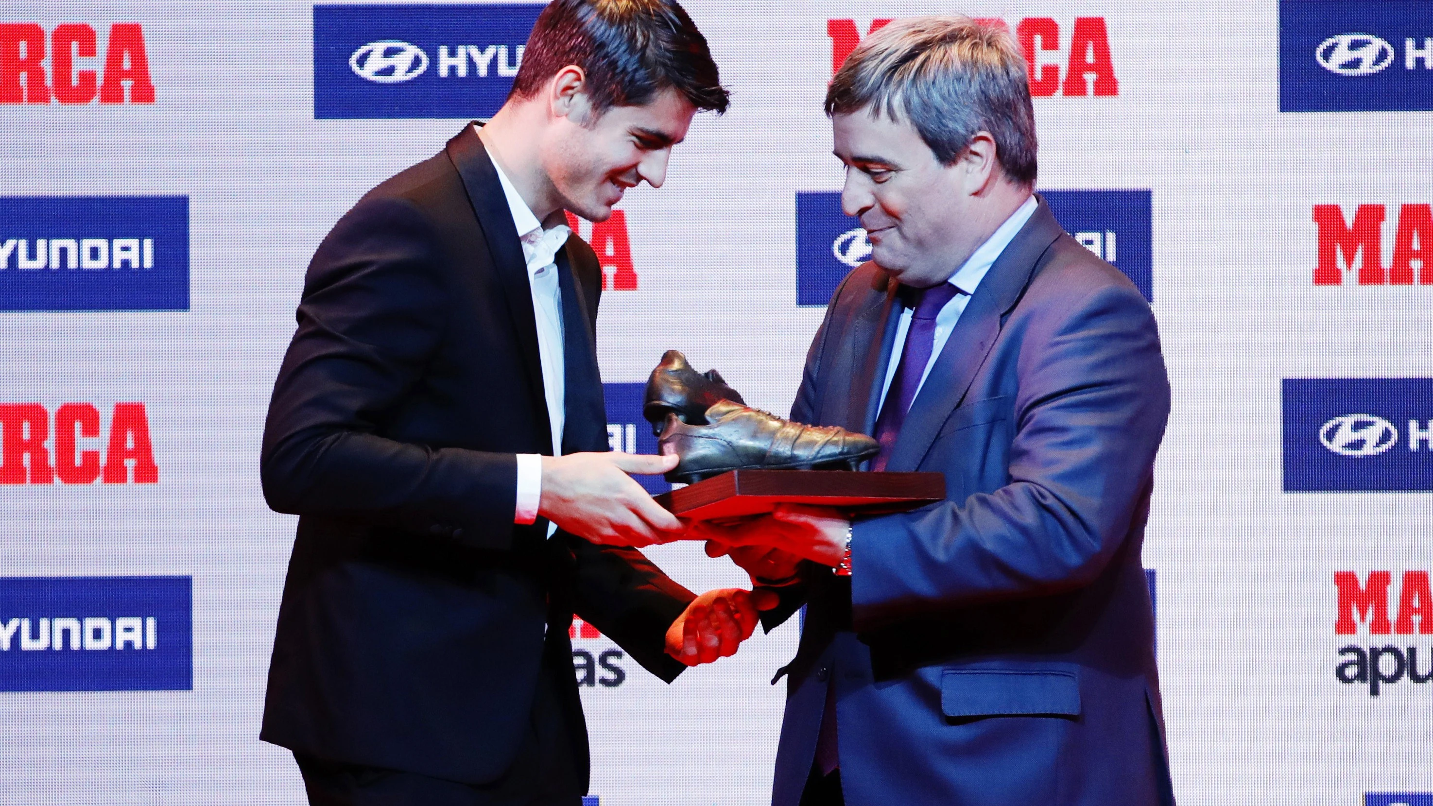 Morata, recibiendo su premio de manos de Miguel Cardenal