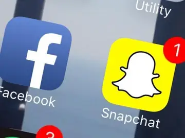 Facebook vs Snapchat Facebook vs Snapchat