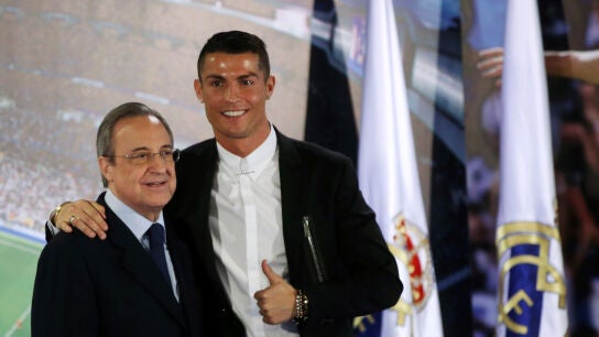 Cristiano con Florentino P&eacute;rez en el acto de su renovaci&oacute;n