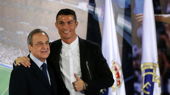 Cristiano con Florentino Pérez en el acto de su renovación Cristiano con Florentino Pérez en el acto de su renovación