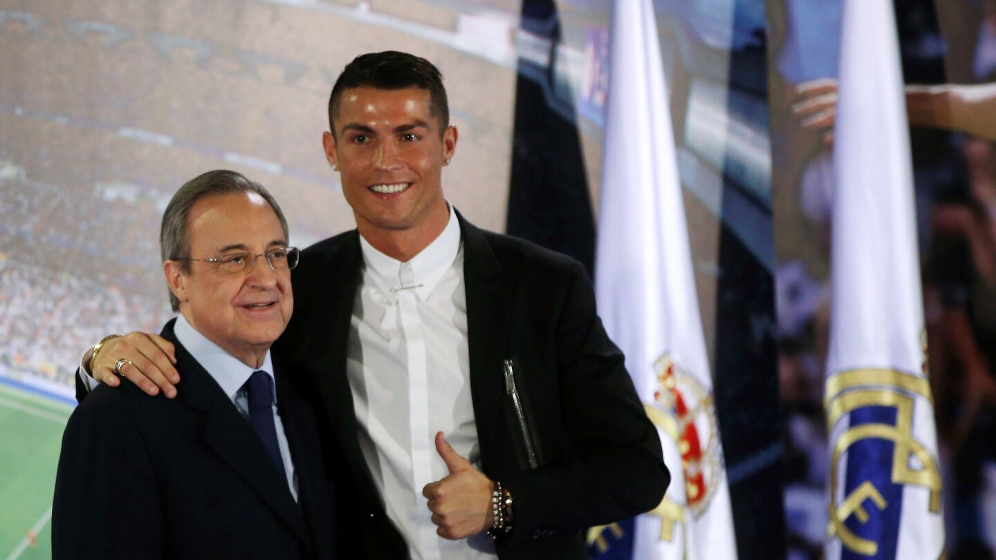Cristiano con Florentino P&eacute;rez en el acto de su renovaci&oacute;n
