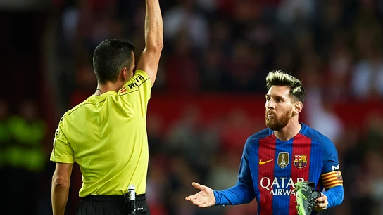 Messi ve la cartulina amarilla mientras sujeta su bota con la mano Messi ve la cartulina amarilla mientras sujeta su bota con la mano