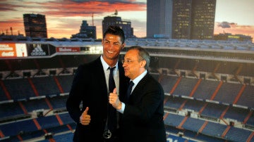 Cristiano Ronaldo junto a Florentino Pérez en el Bernabéu