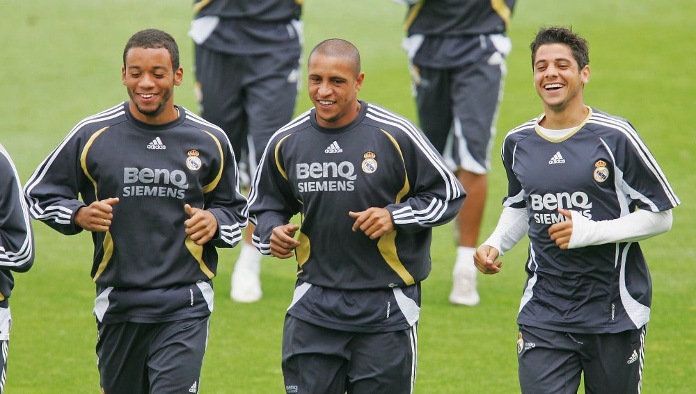 Marcelo, Roberto Carlos y Cicinho, durante un entrenamiento del Real Madrid