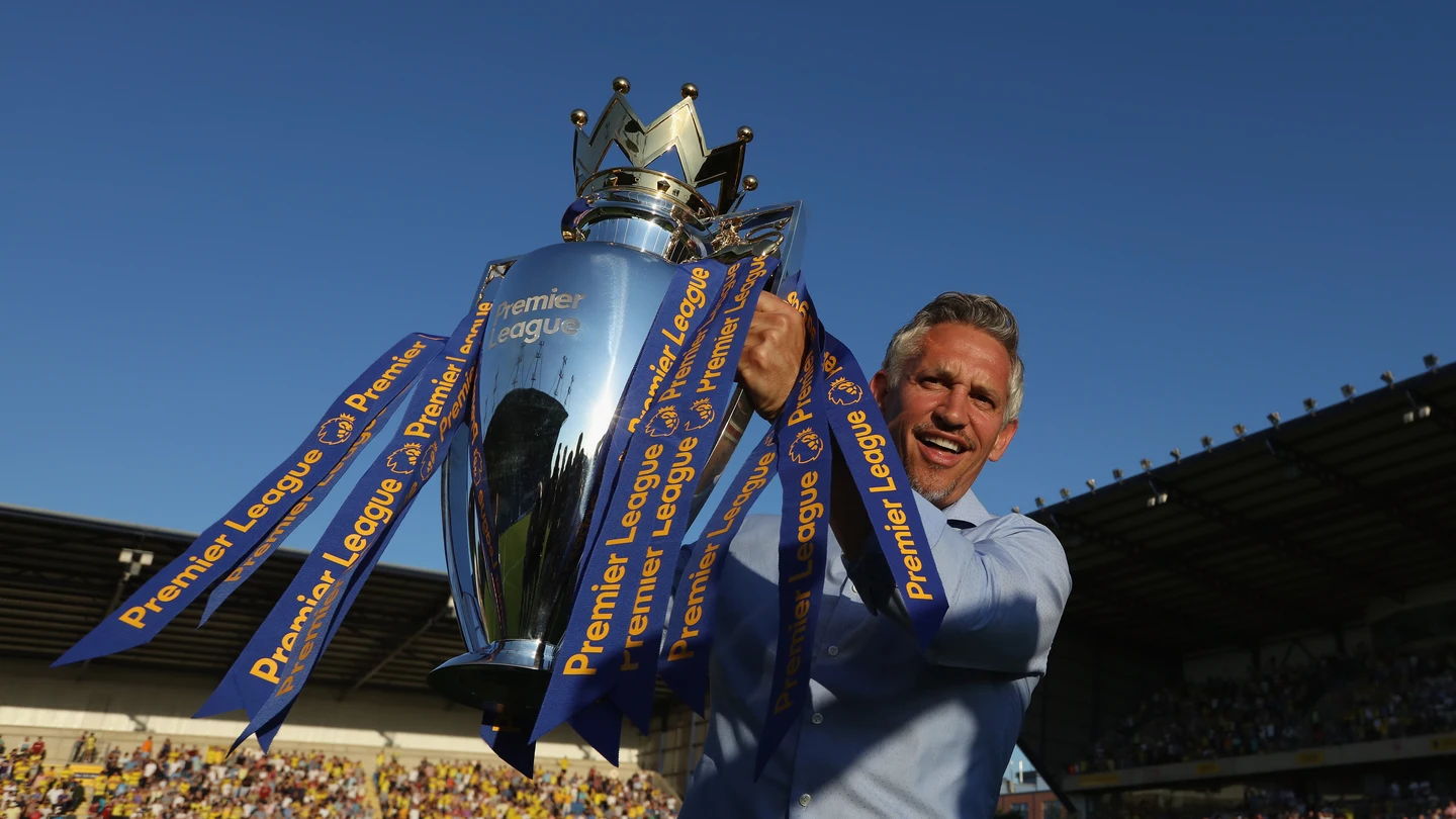 Lineker posa con el trofeo de la Premier Lineker posa con el trofeo de la Premier