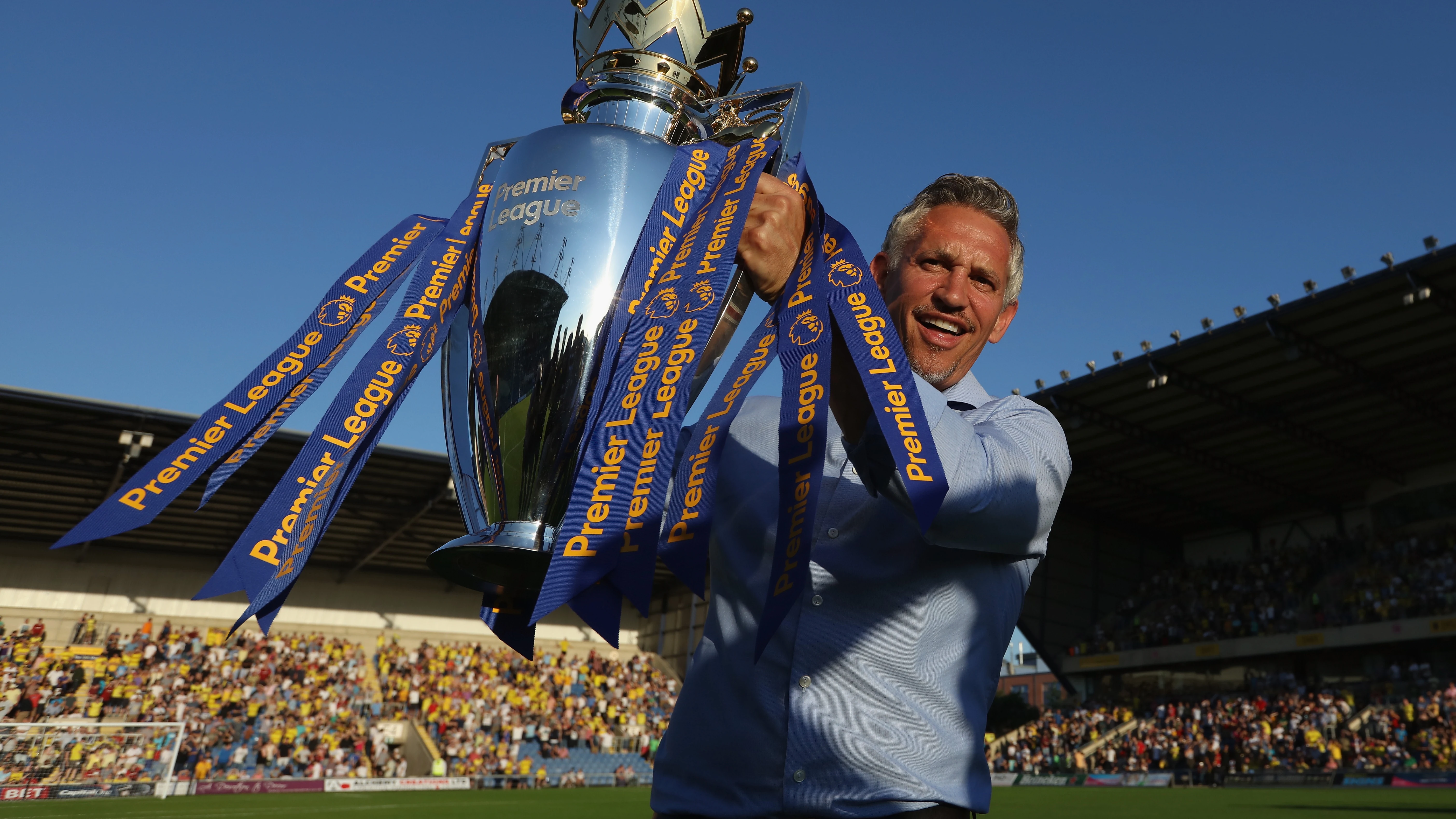 Lineker posa con el trofeo de la Premier