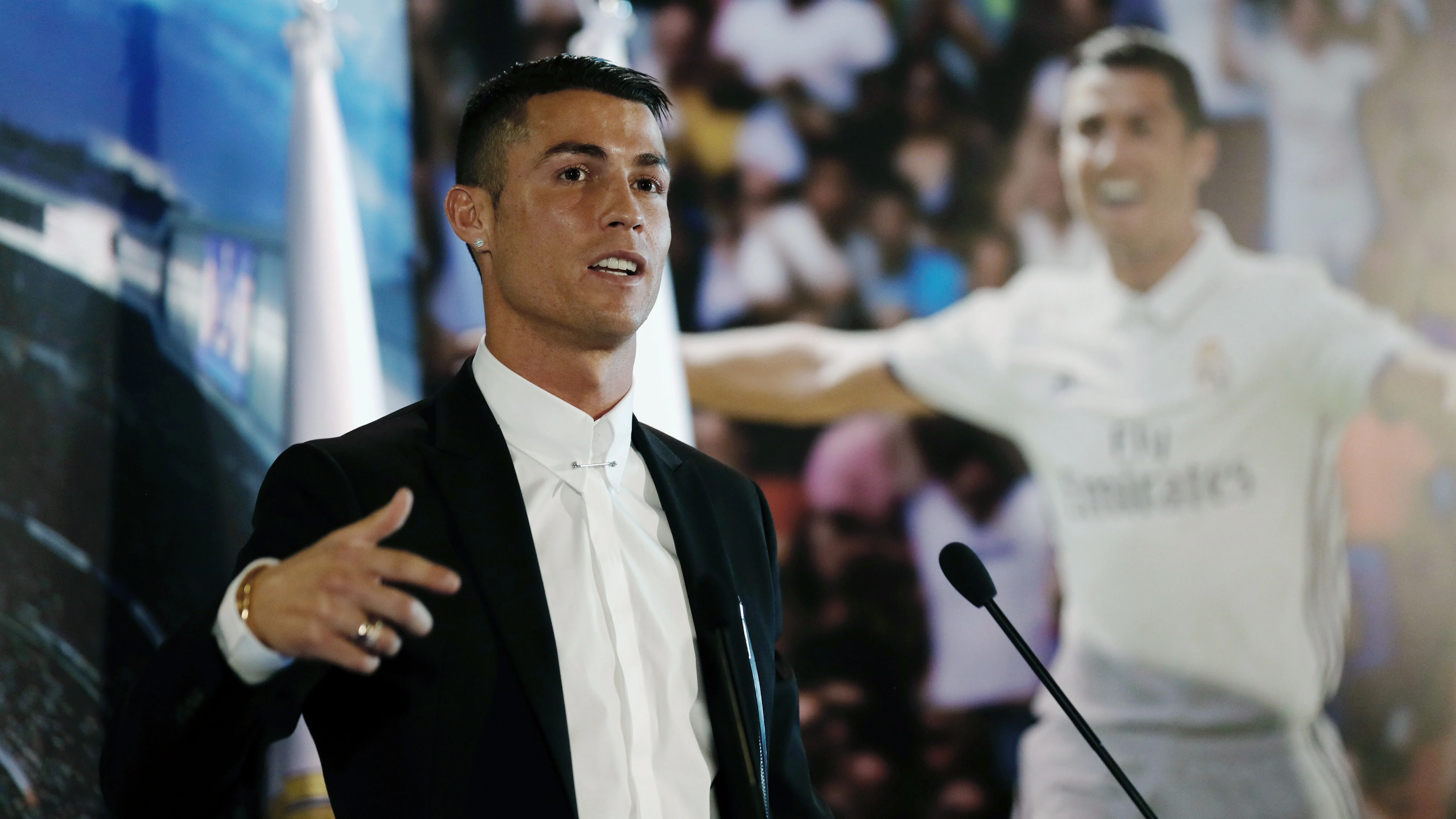 Cristiano Ronaldo, en el acto de renovación de su contrato Cristiano Ronaldo, en el acto de renovación de su contrato