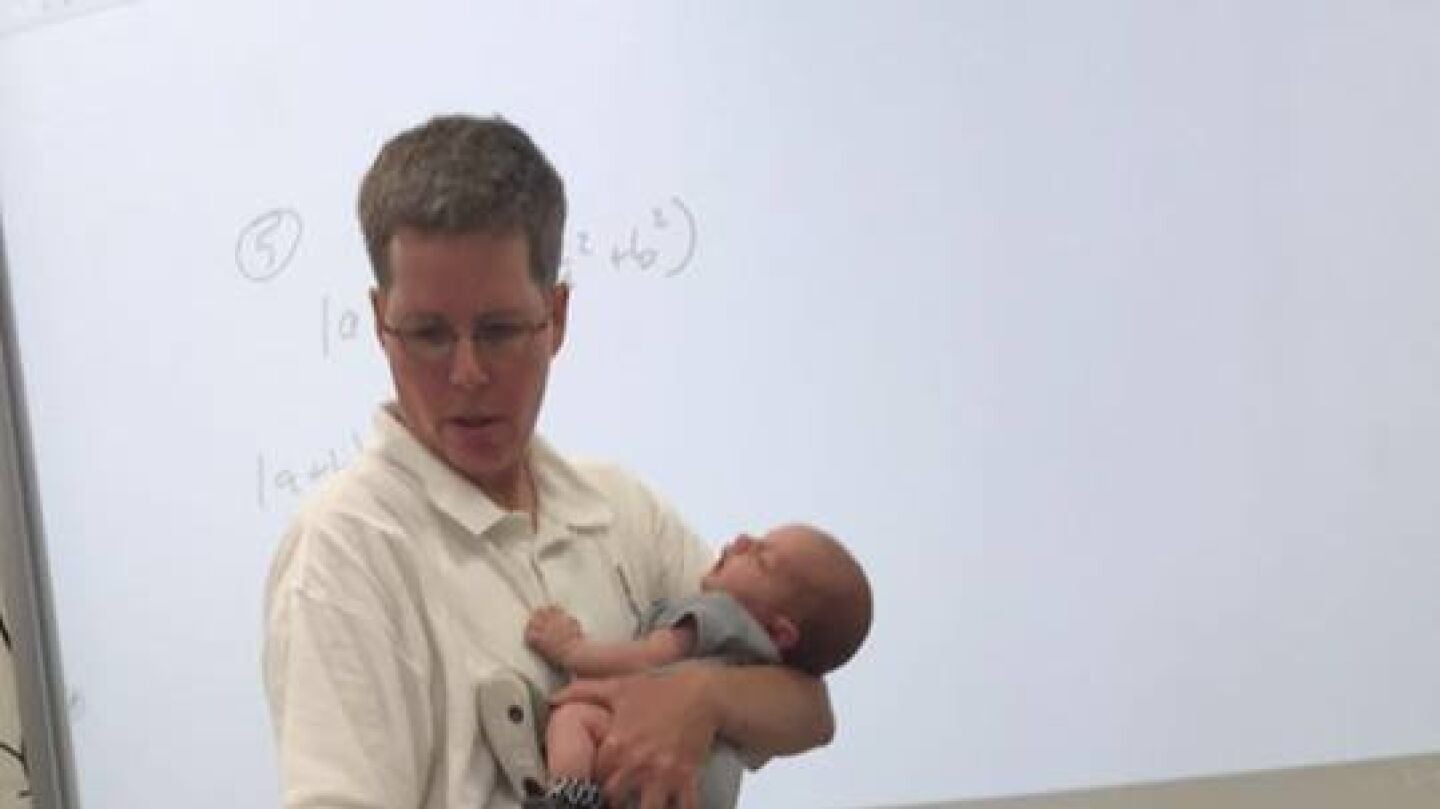 La profesora impartiendo clase con el beb&eacute; en brazos