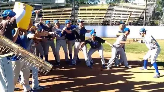 Un equipo de béisbol se anima con el #mannequinchallenge Un equipo de béisbol se anima con el #mannequinchallenge