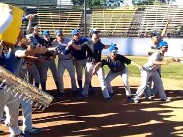 Un equipo de béisbol se anima con el #mannequinchallenge Un equipo de béisbol se anima con el #mannequinchallenge