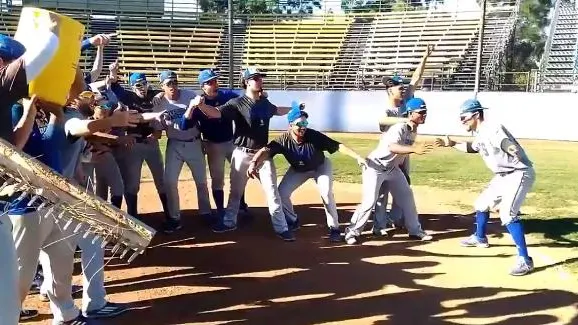 Un equipo de béisbol se anima con el #mannequinchallenge