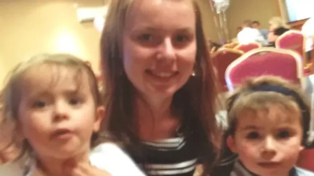 Jamie Leigh Twidale con sus hijos Jamie Leigh Twidale con sus hijos