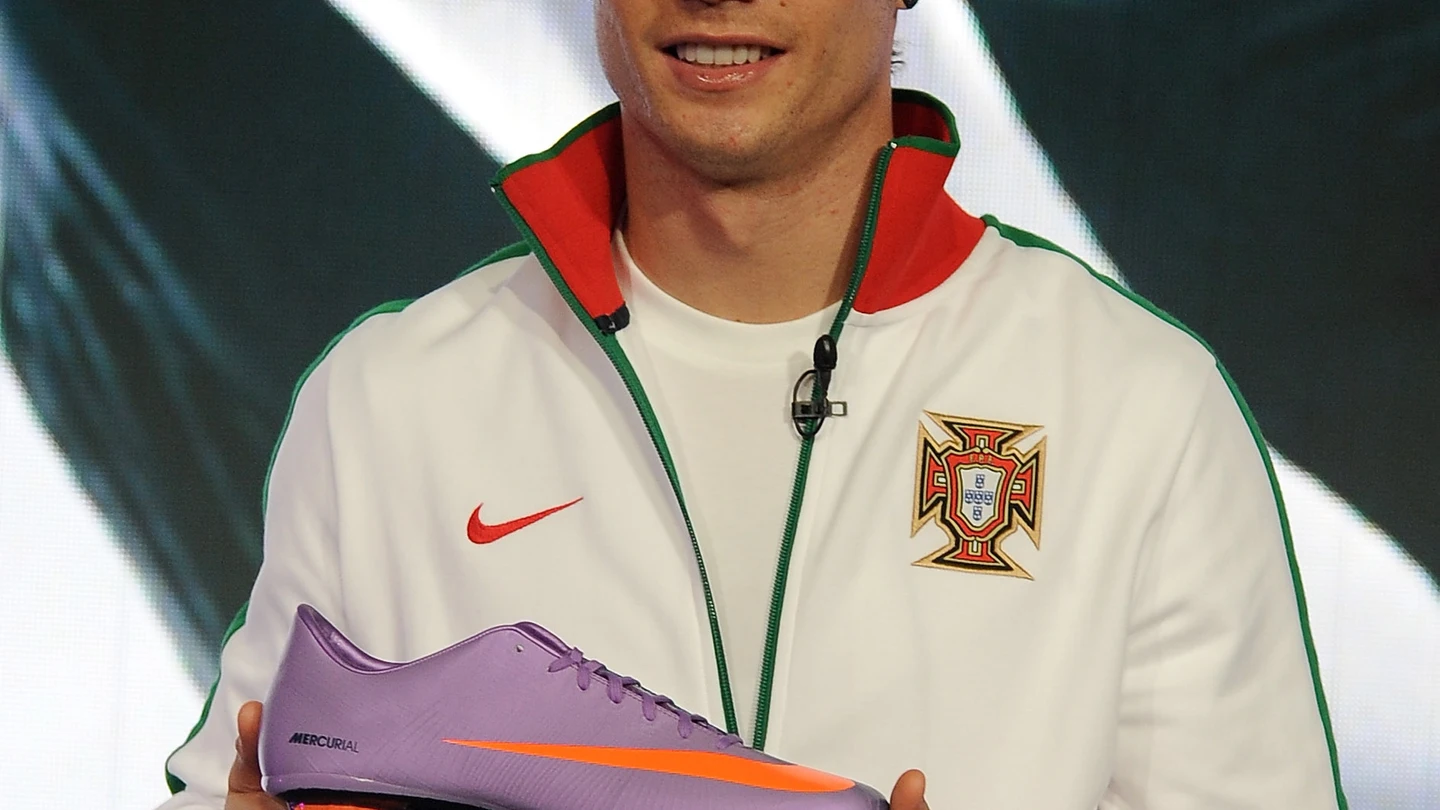 Cristiano Ronaldo, con una de sus botas de Nike Cristiano Ronaldo, con una de sus botas de Nike