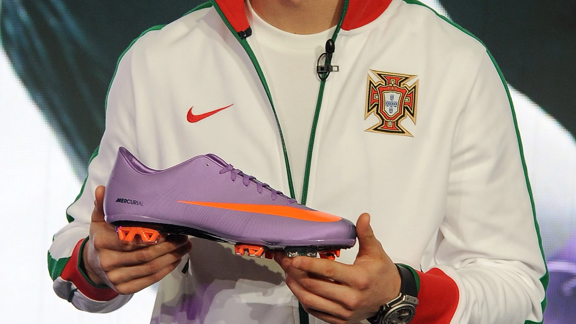 Cristiano Ronaldo, con una de sus botas de Nike