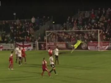 Un equipo de la FA Cup marca el gol decisivo durante el pitido final Un equipo de la FA Cup marca el gol decisivo durante el pitido final