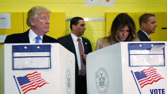 Donald Trump votando junto a su mujer Donald Trump votando junto a su mujer