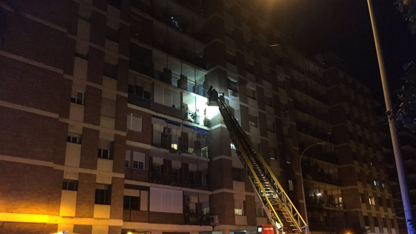 Un incendio en el barrio sevillano de Los Remedios