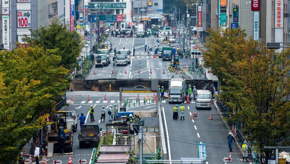 Caos En Fukuoka Japon Por El Hundimiento De Tierra En Una Carretera De Cinco Carriles