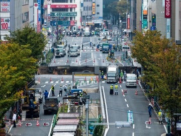 Un enorme hundimiento de tierra provoca el caos en la ciudad nipona de Fukuoka Un enorme hundimiento de tierra provoca el caos en la ciudad nipona de Fukuoka